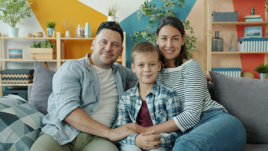 Famille réunie à la maison, protégée par une prévoyance décès