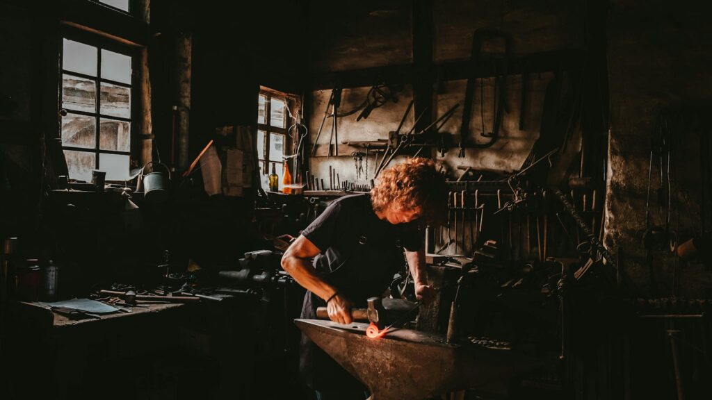 Artisan indépendant dans son atelier réfléchissant à sa prévoyance TNS